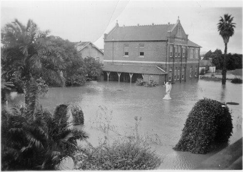 St Mary's Maitland during the 1949 Maitland flood.